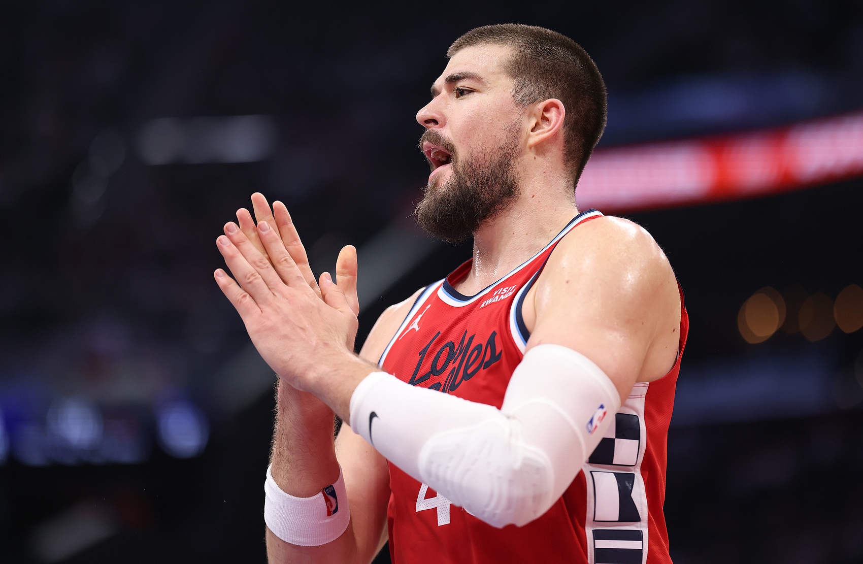 开云APP-3年5860万！肉眼可见破坏进攻空间 祖巴茨真进入离队倒计时了？