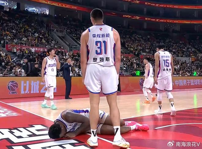 开云下载-突发!广东队2米11中锋,意外受到重伤,被队友搀扶下场,令人担忧|焦泊乔|天津队|潜力赛|广东男篮|比赛_新浪体育_新浪新闻